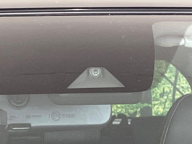 【エマージェンシーブレーキ】走行中に前方の車両等を認識し、衝突しそうな時は警報とブレーキで衝突回避と被害軽減をアシスト。より安全にドライブをお楽しみいただけます。