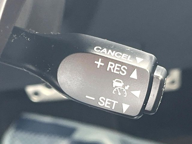 【全車速追従機能付クルーズコントロール】高速道路での長距離走行が楽に!!自動で速度を保つクルーズコントロールが、衝突軽減システムと連携し、前方の車両を感知して車間を保つように速度調節してくれます!!