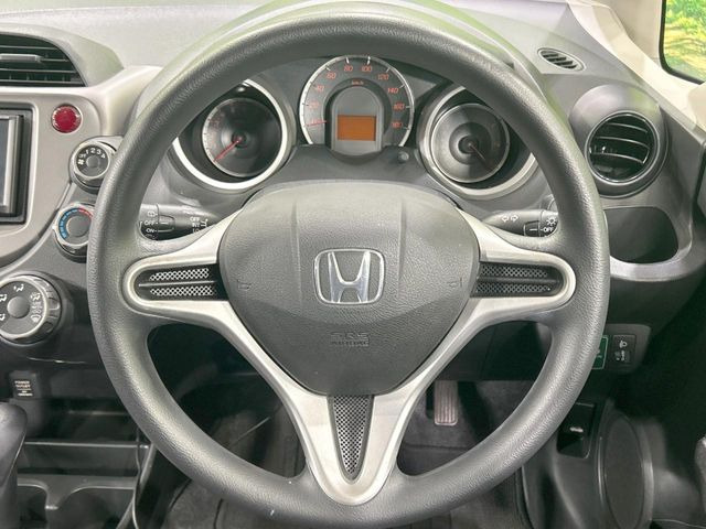 インテリアに合わせたデザインのステアリングは、運転される方のことも考え、運転しやすい形状、大きさです。是非一度、実際に触ってお確かめください。