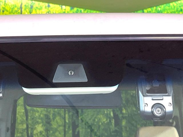 【ホンダセンシング】走行中に前方の車両等を認識し、衝突しそうな時は警報とブレーキで衝突回避と被害軽減をアシスト。より安全にドライブをお楽しみいただけます。