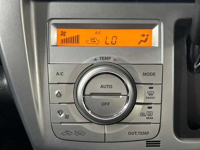 【オートエアコン】一度お好みの温度に設定すれば、車内の温度を検知し風量や温度を自動で調整。暑い&hellip;寒い&hellip;と何度もスイッチ操作をする必要はありません。快適な車内空間には必須の機能ですね♪