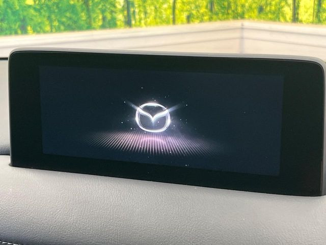 【マツダコネクト】車内の雰囲気にマッチした一体型タイプのディスプレイ。各種車輌設定やBluetooth再生等、様々な機能が楽しめます。専用SDカードのご購入で、ナビ機能も使用出来ます。