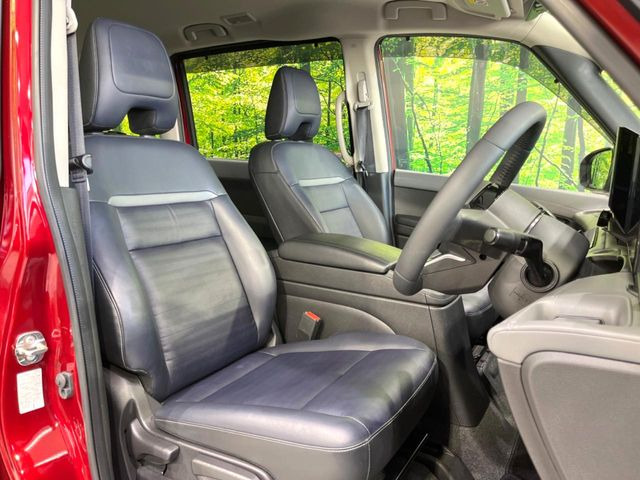 運転席まわりには十分なスペースがあり、大柄な方でもゆったり運転していただける環境です。