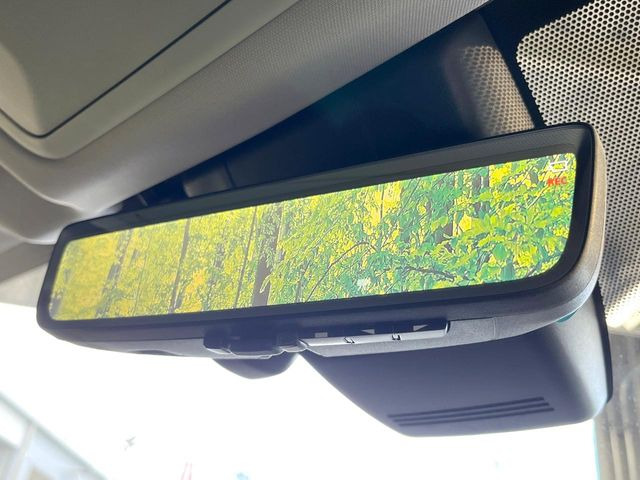 【デジタルインナーミラー】後席の大きな荷物や同乗者で後方が確認しづらい時でも安心!カメラが撮影した車両後方の映像をルームミラー内に表示。クリアな視界で状況の確認が可能です!