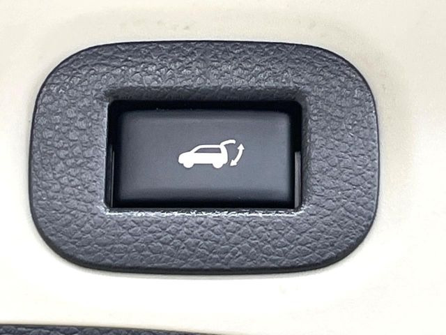 【パワーバックドア】スマートキーや運転席のボタンを押すだけでリアゲートが自動で開閉します!荷物を持っている時や、高い位置にあるバックドアを閉める際に便利な機能です♪