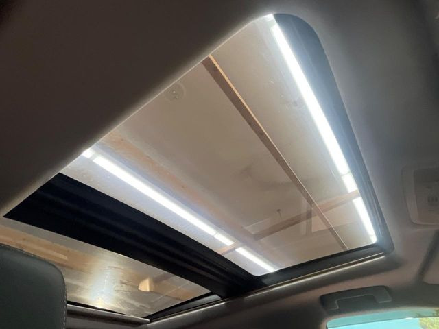 【大型サンルーフ】車内の解放感が一気に上がる大型のパノラマルーフ!季節を問わず開放的で快適なドライブをお楽しみいただけます。流通量も少なく希少価値の高い人気の装備です♪