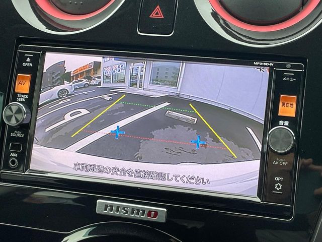 【バックカメラ】駐車時に後方がリアルタイム映像で確認できます。大型商業施設や立体駐車場での駐車時や、夜間のバック時に大活躍!運転スキルに関わらず、今や必須となった装備のひとつです!