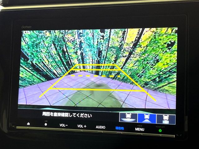 【バックカメラ】駐車時に後方がリアルタイム映像で確認できます。大型商業施設や立体駐車場での駐車時や、夜間のバック時に大活躍!運転スキルに関わらず、今や必須となった装備のひとつです!