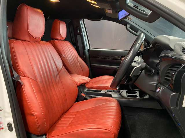 運転席も広々としており運転しやすい環境を実現しています☆室内クリーニングも実施済みです。