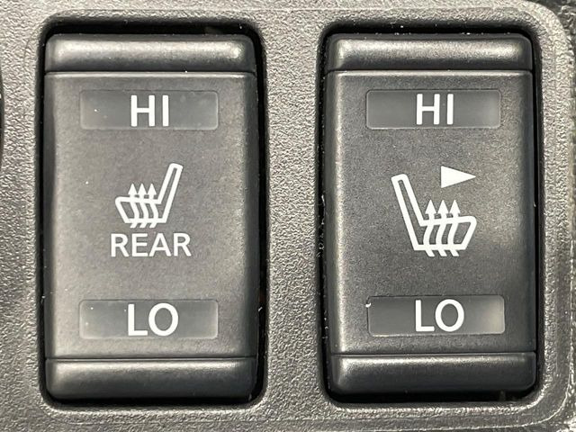 【前席+後席シートヒーター】寒い日に重宝するシートヒーターを後席にも装備!エアコンより早く温まってくれるので寒がりの人も安心ですね♪エアコンの温風は乾燥するから苦手、という方にもをおすすめです。