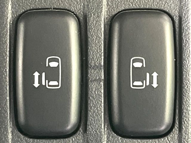 【両側パワースライドドア】スマートキーや運転席のスイッチで後席両側スライドドアの開閉が可能♪電動だから力を入れてドアを開ける必要が無く、小さなお子様でも簡単に開け閉めでき快適です♪
