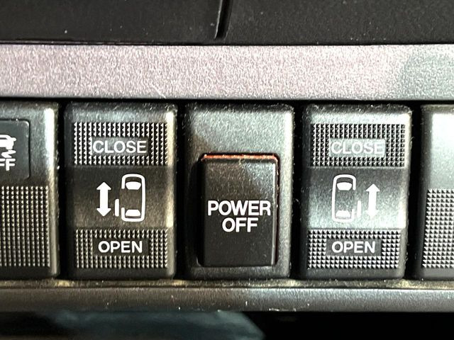 【両側パワースライドドア】スマートキーや運転席のスイッチで後席両側スライドドアの開閉が可能♪電動だから力を入れてドアを開ける必要が無く、小さなお子様でも簡単に開け閉めでき快適です♪