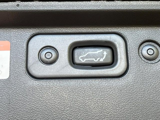 【パワーバックドア】スマートキーや運転席のボタンを押すだけでリアゲートが自動で開閉します!荷物を持っている時や、高い位置にあるバックドアを閉める際に便利な機能です♪