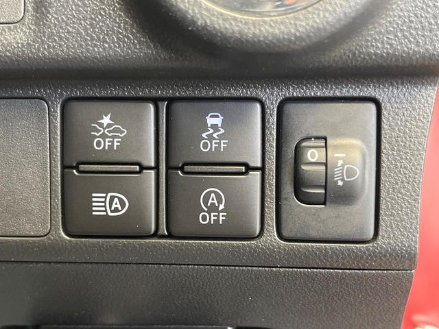 【スマートアシスト】走行中に前方の車両等を認識し、衝突しそうな時は警報とブレーキで衝突回避と被害軽減をアシスト。より安全にドライブをお楽しみいただけます。