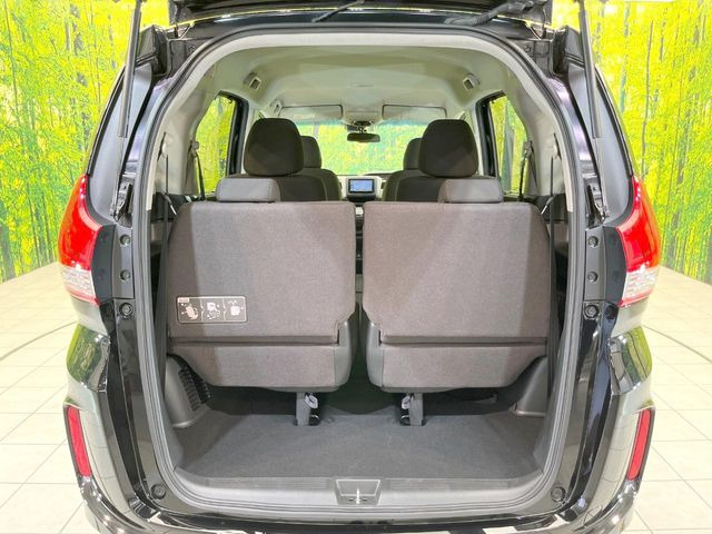 普段のお買い物や通勤、送迎等に十分な荷室スペースを確保しております。セカンドシートを倒すと、大きな荷物の積載も可能です♪