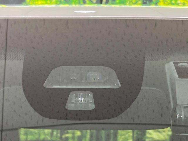 【シティブレーキアクティブシステム】低速走行中に前方の車両等を認識し、衝突しそうな時は警報とブレーキで衝突回避と被害軽減をアシスト。より安全にドライブをお楽しみいただけます。