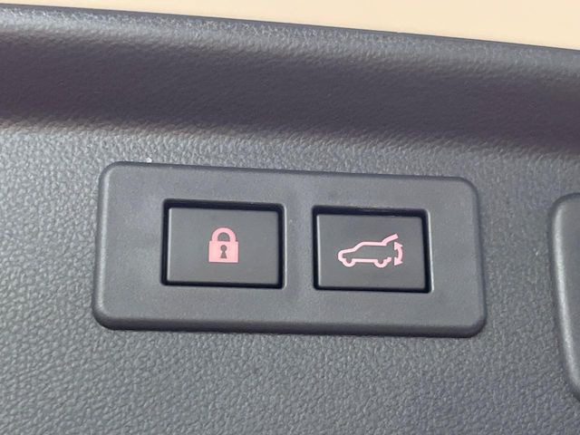 【パワーバックドア】スマートキーや運転席のボタンを押すだけでリアゲートが自動で開閉します!荷物を持っている時や、高い位置にあるバックドアを閉める際に便利な機能です♪