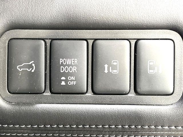 【両側パワースライドドア】スマートキーや運転席のスイッチで後席両側スライドドアの開閉が可能♪電動だから力を入れてドアを開ける必要が無く、小さなお子様でも簡単に開け閉めでき快適です♪
