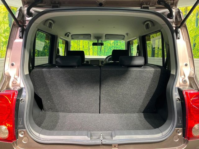 普段のお買い物や通勤、送迎等に十分な荷室スペースを確保しております。セカンドシートを倒すと、大きな荷物の積載も可能です♪