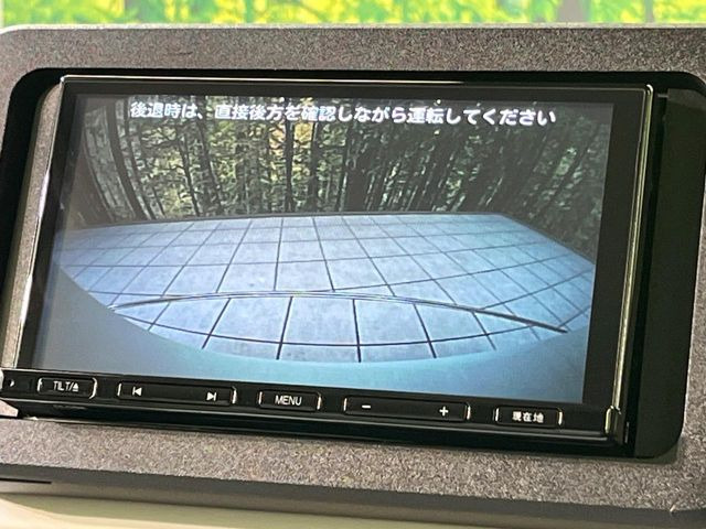 【バックカメラ】駐車時に後方がリアルタイム映像で確認できます。大型商業施設や立体駐車場での駐車時や、夜間のバック時に大活躍!運転スキルに関わらず、今や必須となった装備のひとつです!