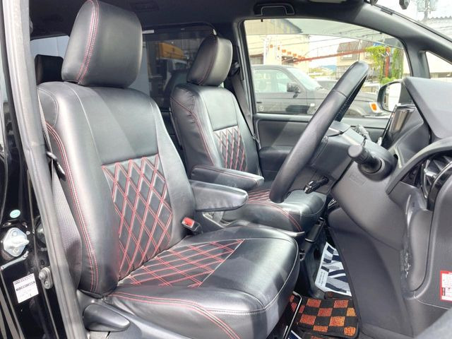 運転席シート廻りは使用感も少なく、良好な状態となっています。前オーナー様が丁寧に使っていたことがよくわかりますね。