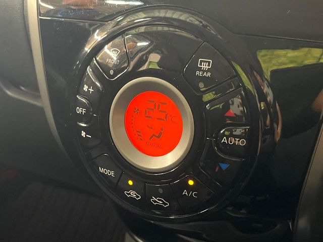 【オートエアコン】一度お好みの温度に設定すれば、車内の温度を検知し風量や温度を自動で調整。暑い&hellip;寒い&hellip;と何度もスイッチ操作をする必要はありません。快適な車内空間には必須の機能ですね♪