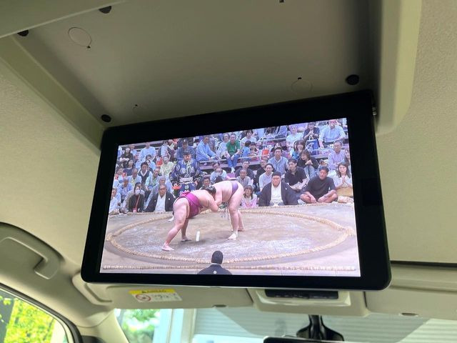 【フリップダウンモニター】大画面モニターで後席でもエンタメをお楽しみいただけます。小さなお子様にも大人気の装備です♪