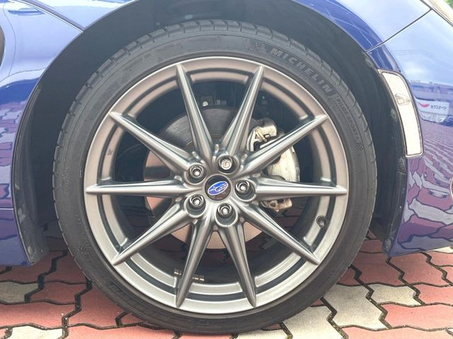 純正18インチアルミホイール】外観にマッチした純正アルミホイールを装着しております。各種社外アルミホイールや、スタッドレスタイヤも取扱いしております。是非ご相談ください♪