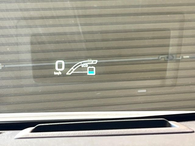 【ヘッドアップディスプレイ】現在の速度や走行情報をデジタル表示で運転席前方のガラスに投影!運転中、目線をずらさず必要な情報を確認できるのでとっても便利で安心!