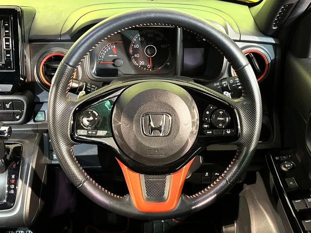 【純正革巻きステアリング】上質な革を使用することで、手にしっかり馴染みとても運転しやすいハンドルです♪