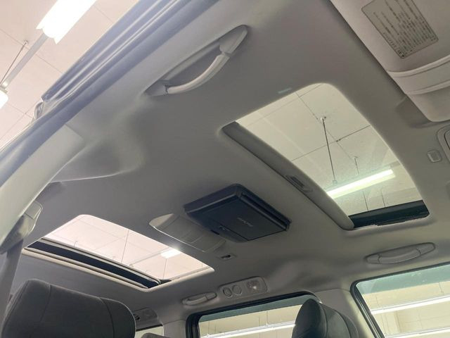 【サンルーフ】開放感たっぷりの希少装備、サンルーフが装着されています!車内に明かりを取り入れたり景色を楽しむ以外にも、車内の空気も簡単に換気できて快適です!
