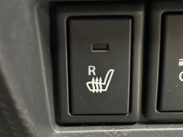【シートヒーター】寒い日に重宝するシートヒーター!エアコンより早く温まってくれるので寒がりの人も安心ですね♪エアコンの温風は乾燥するから苦手、という方にもをおすすめです。