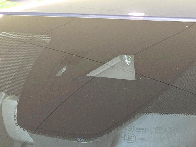 【i-ACTIVESENSE】走行中に前方の車両等を認識し、衝突しそうな時は警報とブレーキで衝突回避と被害軽減をアシスト。より安全にドライブをお楽しみいただけます。