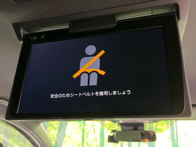 【フリップダウンモニター】大画面モニターで後席でもエンタメをお楽しみいただけます。小さなお子様にも大人気の装備です♪
