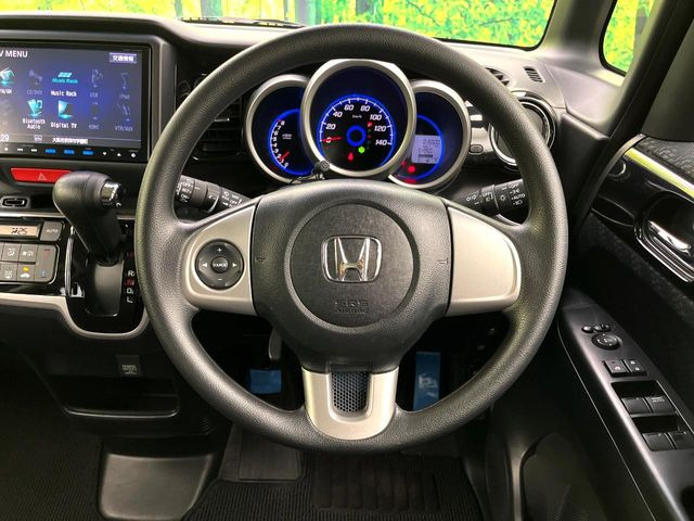 �C���e���A�ɍ��킹���f�U�C���̃X�e�A�����O�́A�^�]�������̂��Ƃ��l���A�^�]���₷���`��A�傫���ł��B�����x�A���ۂɐG���Ă��m���߂��������B