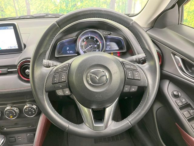 インテリアに合わせたデザインのステアリングは、運転される方のことも考え、運転しやすい形状、大きさです。是非一度、実際に触ってお確かめください。