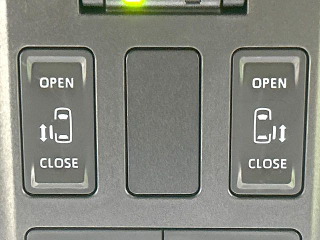 【両側パワースライドドア】スマートキーや運転席のスイッチで後席両側スライドドアの開閉が可能♪電動だから力を入れてドアを開ける必要が無く、小さなお子様でも簡単に開け閉めでき快適です♪