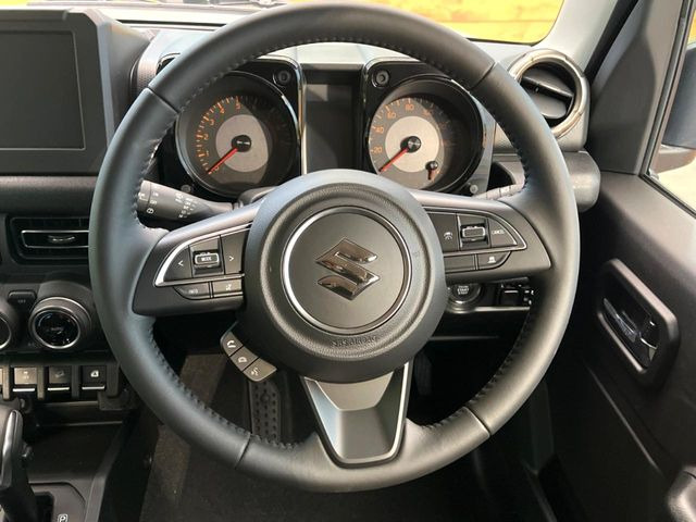 【純正革巻きステアリング】上質な革を使用することで、手にしっかり馴染みとても運転しやすいハンドルです♪