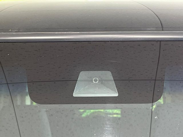【ホンダセンシング】走行中に前方の車両等を認識し、衝突しそうな時は警報とブレーキで衝突回避と被害軽減をアシスト。より安全にドライブをお楽しみいただけます。
