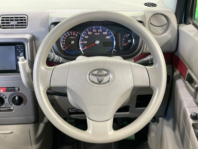 インテリアに合わせたデザインのステアリングは、運転される方のことも考え、運転しやすい形状、大きさです。是非一度、実際に触ってお確かめください。