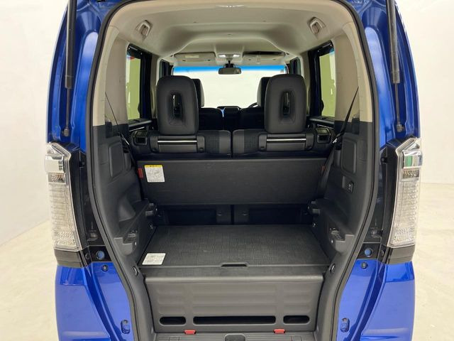 積み下ろしのしやすいデッキにはたっぷりと荷物を積み込んでいただけます。遊びから仕事まで、様々なシーンで頼れます♪