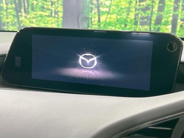 【8.8インチマツダコネクト】車内の雰囲気にマッチした大型のディスプレイ。スマホ接続でのナビ使用やBluetooth再生等、様々な機能が楽しめます。直感的なダイヤル操作が可能で、使い勝手も良好です。