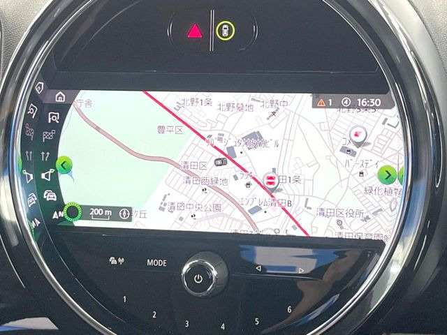 ●純正ナビ:一体感のあるナビは、高級感ある車内を演出してくれます。Bluetooth再生などオーディオ機能も充実しておりますので、運転もより楽しめます♪
