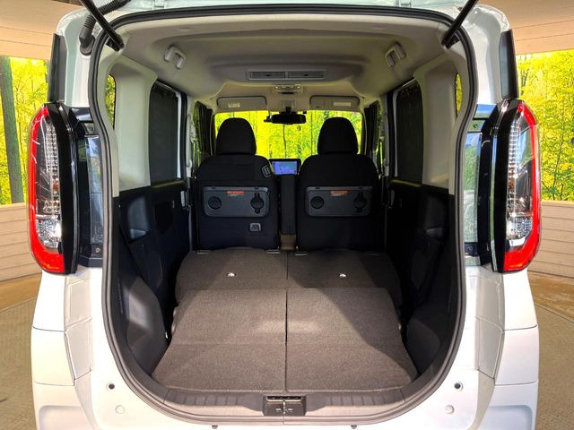 後席を格納すると、これだけの広さが!シーンに合わせたシートアレンジで、大きな荷物も積むことが出来ます♪