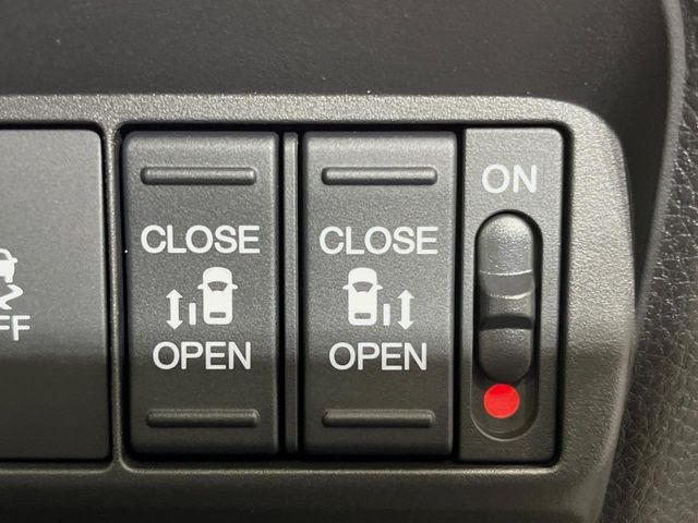 【両側パワースライドドア】スマートキーや運転席のスイッチで後席両側スライドドアの開閉が可能♪電動だから力を入れてドアを開ける必要が無く、小さなお子様でも簡単に開け閉めでき快適です♪