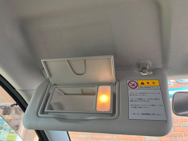 運転席まわりには十分なスペースがあり、大柄な方でもゆったり運転していただける環境です。