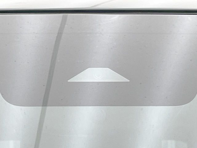 【三菱e-Assist】走行中に前方の車両等を認識し、衝突しそうな時は警報とブレーキで衝突回避と被害軽減をアシスト。より安全にドライブをお楽しみいただけます。