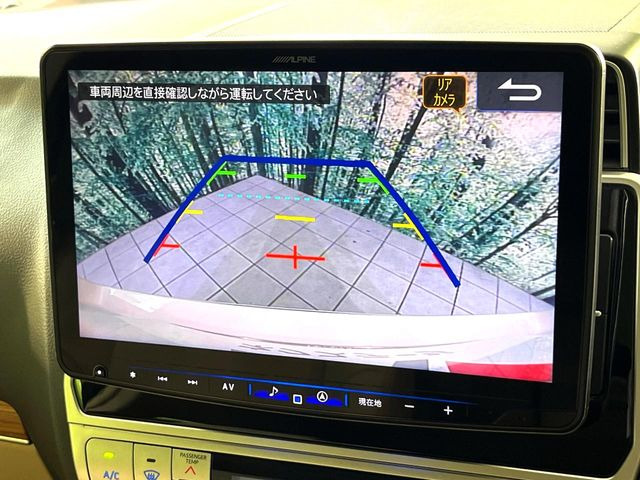 【バックカメラ】駐車時に後方がリアルタイム映像で確認できます。大型商業施設や立体駐車場での駐車時や、夜間のバック時に大活躍!運転スキルに関わらず、今や必須となった装備のひとつです!