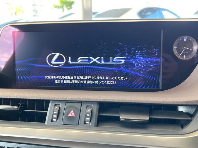 【メーカー純正ナビ】インテリアに溶け込むスタイリッシュな「専用設計」メーカーナビを装備♪視認性や操作性など基本性能にも優れ、より上質なカーライフをお楽しみいただけます。