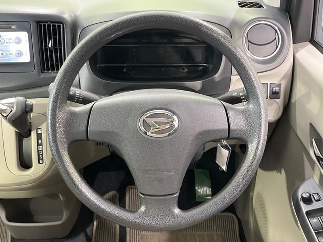 �C���e���A�ɍ��킹���f�U�C���̃X�e�A�����O�́A�^�]�������̂��Ƃ��l���A�^�]���₷���`��A�傫���ł��B�����x�A���ۂɐG���Ă��m���߂��������B